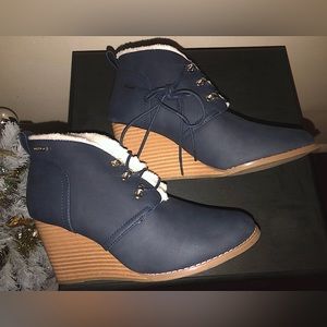 Nautica Navy Blue Lace Up Wedge Booties Women's Size 10 with faux fur